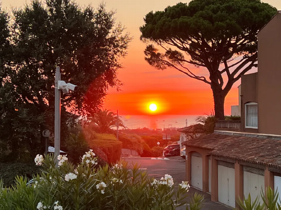 Zonsondergang boven de baai